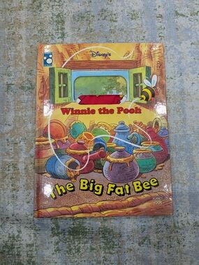 Vintage Disney Winnie the Pooh "The Big Fat Bee" Puppet Board Book